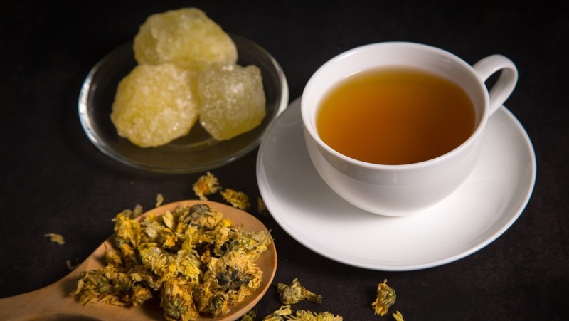 chưa ăn gì có uống trà hoa cúc được không​