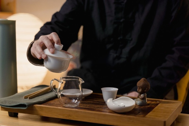 Tại sao nên hãm trà không nên đun sôi?