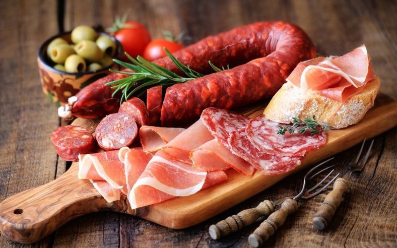 Uống trà giảm cân không nên ăn những gì? - Thịt đỏ và thịt chế biến sẵn