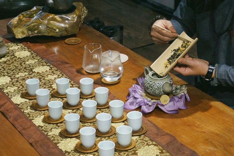 Cách pha trà chuẩn với nước sen: 5 bước tinh tế
