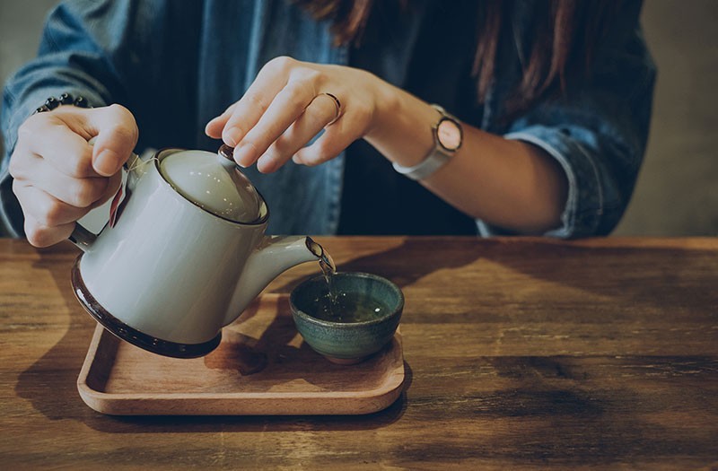 Vì sao cần chú ý khi uống trà sau ăn?