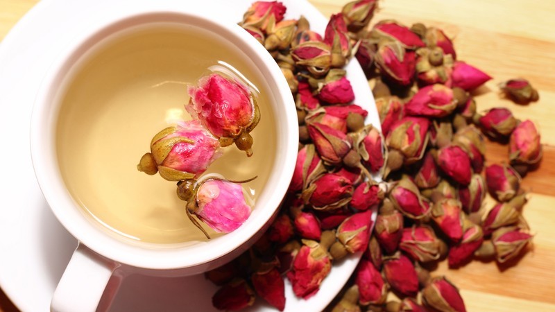 ai không nên uống trà hoa hồng