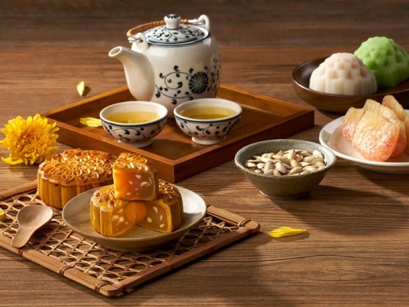 Vì sao nên ăn bánh khi uống trà?