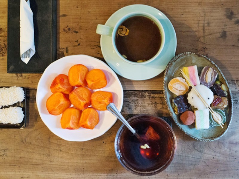 uống trà ăn bánh gạo hàn quốc