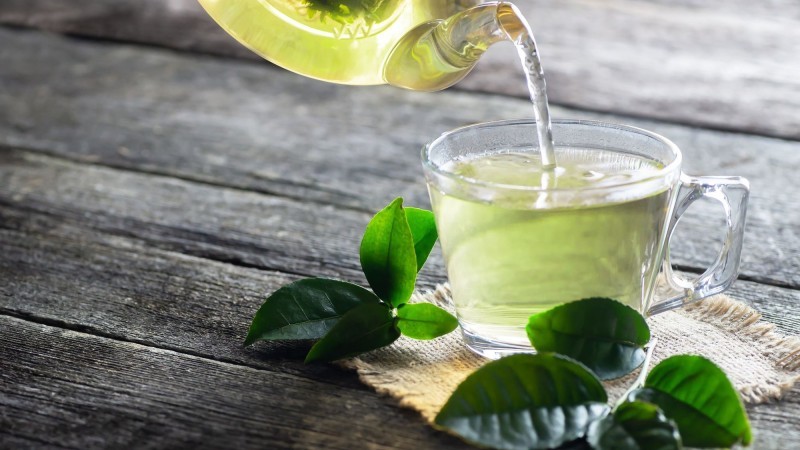 Chuẩn bị nguyên liệu và dụng cụ pha trà bằng lá trà tươi