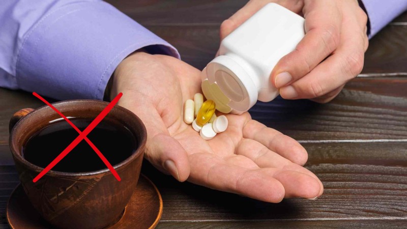 Vì sao uống thuốc không nên uống trà?