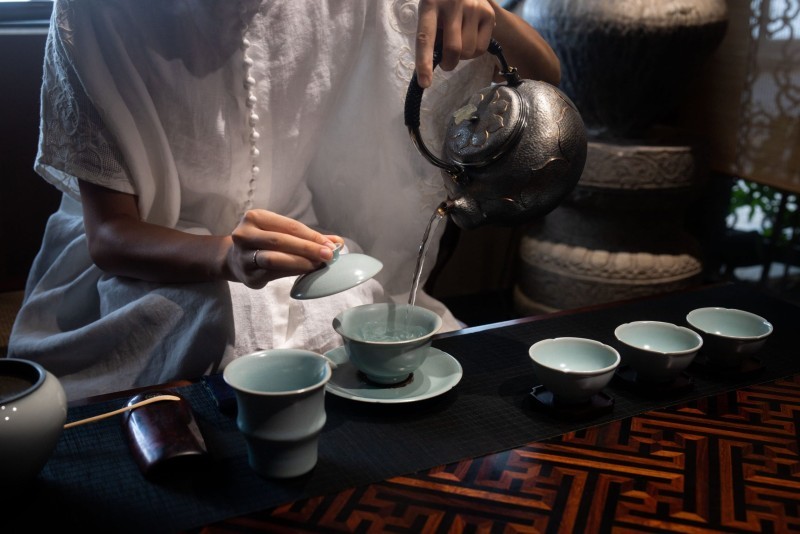 ấm pha trà bằng sứ